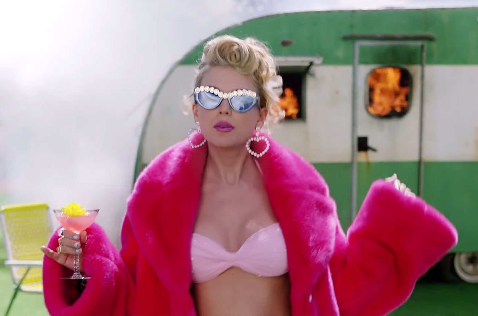 Taylor-Swift-calm-down-screenshot-kla-billboard-1548